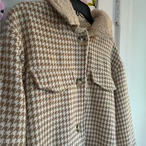 here we have a tan/creme warm coat in size S from “Sweet Rain”◡̈